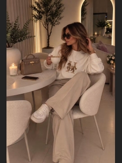 Śmietankowa bluza oversize z delikatną haftowaną aplikacją z koniem